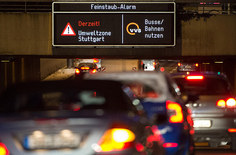 Ein Schild in der Stuttgarter Innenstadt weist am Montag auf den Feinstaub-Alarm hin.