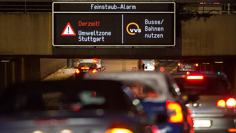 Ein Schild in der Stuttgarter Innenstadt weist am Montag auf den Feinstaub-Alarm hin. Ein Schild in der Stuttgarter Innenstadt weist am Montag auf den Feinstaub-Alarm hin.