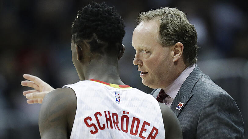 Gesprächsbedarf: Hawks-Trainer Mike Budenholzer (rechts) spricht mit seinem deutschen Spielmacher Dennis Schröder.