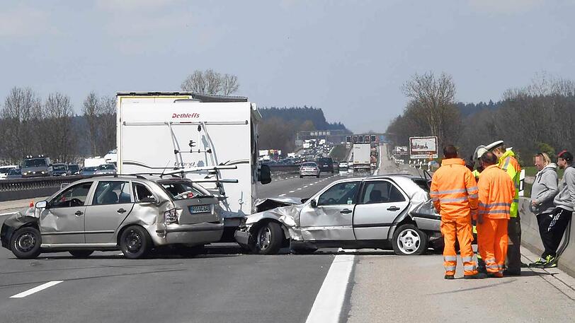 An einem Stauende kollidierten zwei Pkw und ein Wohnmobil.