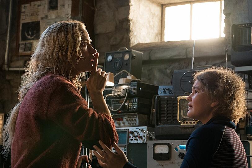 Nach einer Monsterinvasion sind die Menschen gezwungen, in völliger Stille zu leben. So verständigen sich Evelyn (Emily Blunt, li.) und ihre Tochter (Millicent Simmonds) in Gebärdensprache.