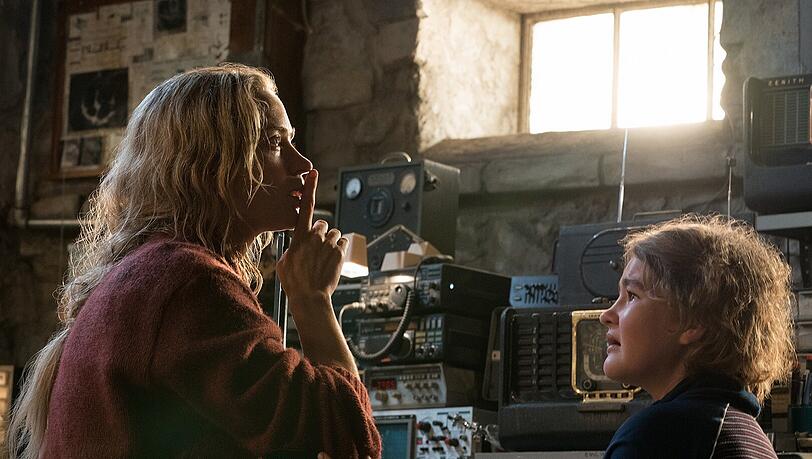 Nach einer Monsterinvasion sind die Menschen gezwungen, in völliger Stille zu leben. So verständigen sich Evelyn (Emily Blunt, li.) und ihre Tochter (Millicent Simmonds) in Gebärdensprache. Nach einer Monsterinvasion sind die Menschen gezwungen, in völliger Stille zu leben. So verständigen sich Evelyn (Emily Blunt, li.) und ihre Tochter (Millicent Simmonds) in Gebärdensprache.