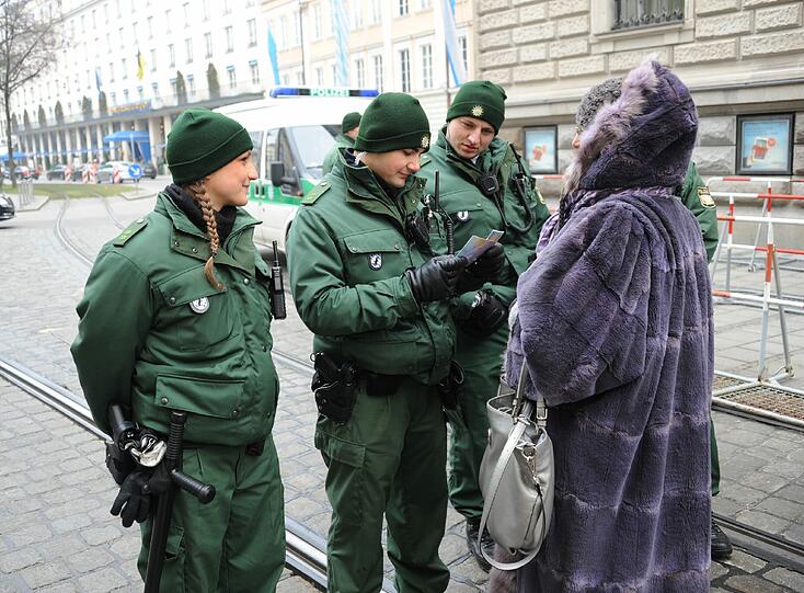 Sicherheitskoferenz: Hunde schnüffeln an den Gullis, die Polizei filzt den Bereich um den Bayerischen Hof. Die Bilder aus der Münchner City...