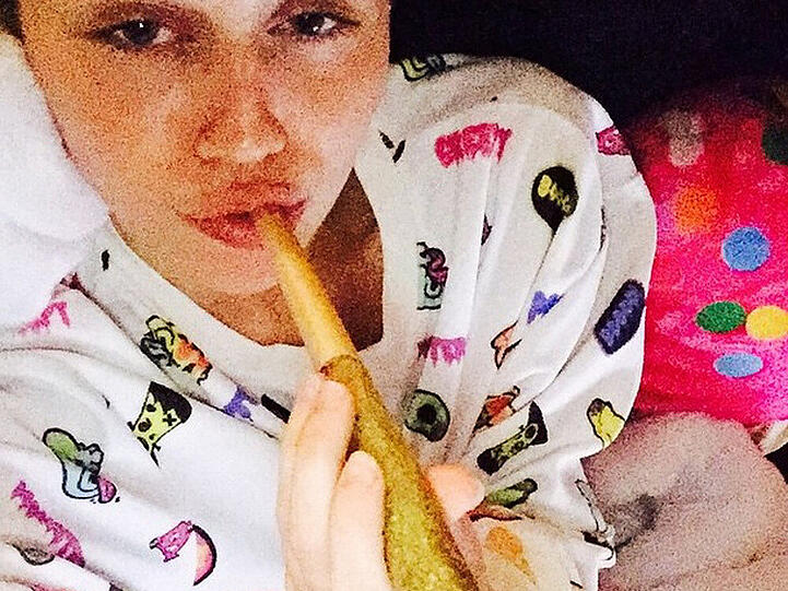 Attrappe oder echt? Miley Cyrus postet ein Bild von sich beim Kiffen