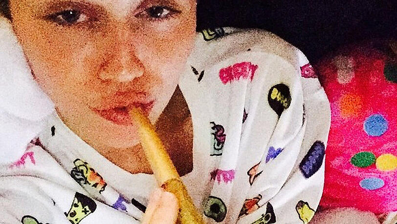 Attrappe oder echt? Miley Cyrus postet ein Bild von sich beim Kiffen Attrappe oder echt? Miley Cyrus postet ein Bild von sich beim Kiffen