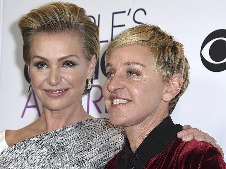 Portia de Rossi und Ellen DeGeneres während einer Preisverleihung.