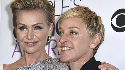 Portia de Rossi und Ellen DeGeneres während einer Preisverleihung.
