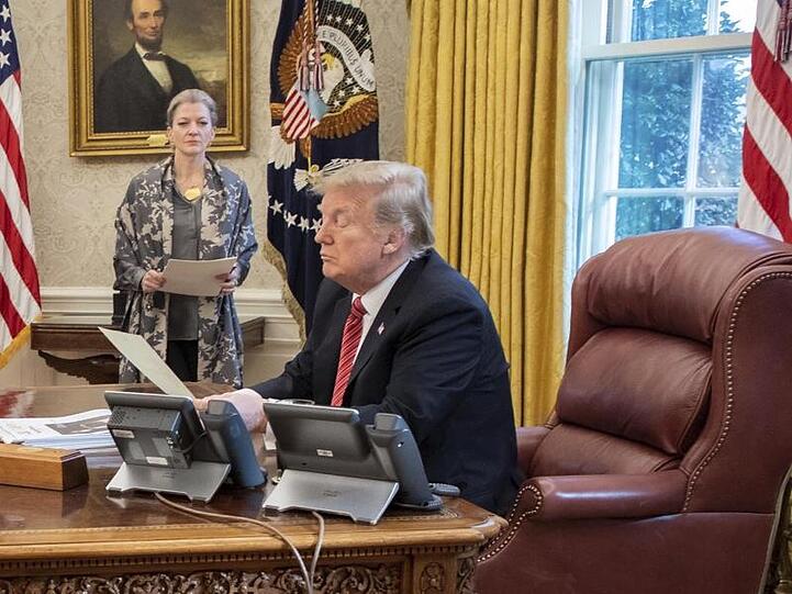 Donald Trump, Präsident der USA, an seinem Schreibtisch im Oval Office.