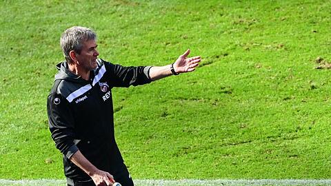 Kölns Trainer Friedhelm Funkel trifft mit seinem Team in der Relegation auf Holstein Kiel.