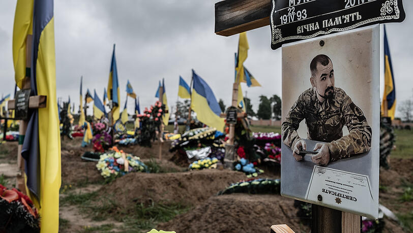 Charkiw: Grab eines ukrainischen Soldaten, der während des russischen Einmarsches in die Ukraine getötet wurde, in der militärischen Abteilung des Friedhofs Nr. 18 von Charkiw in Bezliudiwka. Auf dem Charkiwer Friedhof Nr. 18 in Bezliudiwka, zu dem auch eine mehrere Jahre alte militärische Abteilung gehört, liegen die sterblichen Überreste von Soldaten, die seit Beginn des Krieges gegen Russland gefallen sind. Am Samstag fanden dort mehrere Beerdigungen von Soldaten statt. Charkiw: Grab eines ukrainischen Soldaten, der während des russischen Einmarsches in die Ukraine getötet wurde, in der militärischen Abteilung des Friedhofs Nr. 18 von Charkiw in Bezliudiwka. Auf dem Charkiwer Friedhof Nr. 18 in Bezliudiwka, zu dem auch eine mehrere Jahre alte militärische Abteilung gehört, liegen die sterblichen Überreste von Soldaten, die seit Beginn des Krieges gegen Russland gefallen sind. Am Samstag fanden dort mehrere Beerdigungen von Soldaten statt.