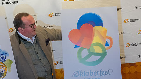 Wiesn-Chef Clemens Baumgärtner enthüllt im Rathaus das Sieger-Motiv für das Oktoberfestplakat 2023. Das Motiv stammt vom Künstler M. Escher aus Freising und soll nach Angaben der Stadt unter anderem auf Plakaten und dem Sammelkrug zu sehen sein. +++ dpa Bildfunk +++