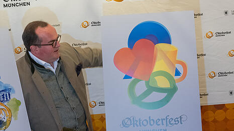 Wiesn-Chef Clemens Baumgärtner enthüllt im Rathaus das Sieger-Motiv für das Oktoberfestplakat 2023. Das Motiv stammt vom Künstler M. Escher aus Freising und soll nach Angaben der Stadt unter anderem auf Plakaten und dem Sammelkrug zu sehen sein. +++ dpa Bildfunk +++