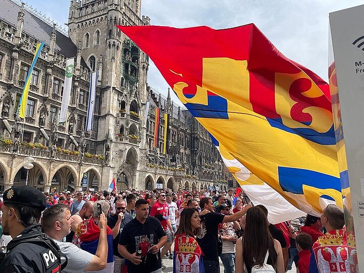 Um 15 Uhr startet in München das Spiel Slowenien gegen Serbien. Am Marienplatz kommen tausende Fans zusammen.