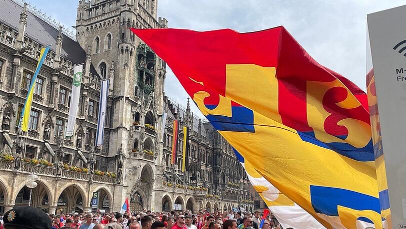 Um 15 Uhr startet in München das Spiel Slowenien gegen Serbien. Am Marienplatz kommen tausende Fans zusammen. Um 15 Uhr startet in München das Spiel Slowenien gegen Serbien. Am Marienplatz kommen tausende Fans zusammen.