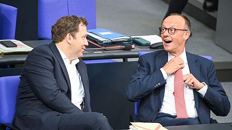 Lars Klingbeil und Friedrich Merz hoffen, die Stimmung im Land zu drehen. (Archivbild)