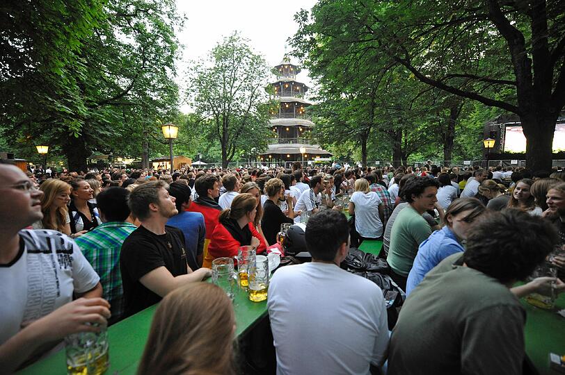 Auch am Chinesischen Turm verfolgen die DFB-Fans...