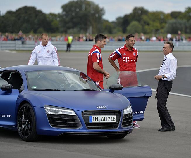 Die Bayern-Stars mit ihren neuen Dienstwagen.