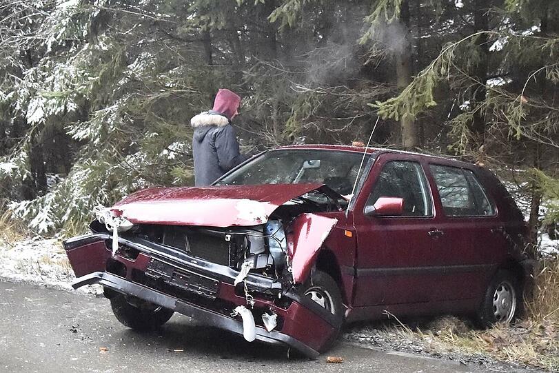 Zehn Fahrzeuge wurden bei der Massenkarambolage bei Zorneding beschädigt. Die Bilder.
