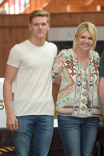 Mick Schumacher mit Corinna Schumacher feiern den Sieg von Gina beim Westernreiten