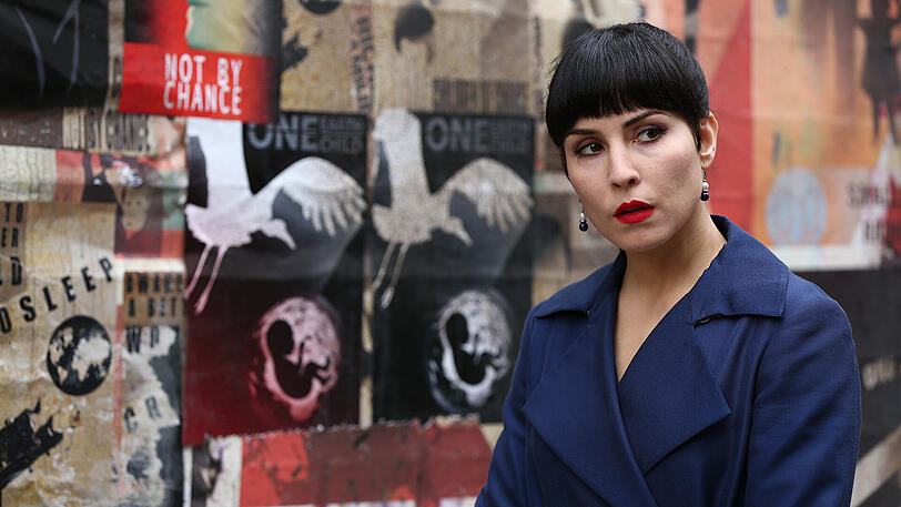 Karen Settmann (Noomi Rapace) ist die Kunstfigur, die alle Schwestern vereint.