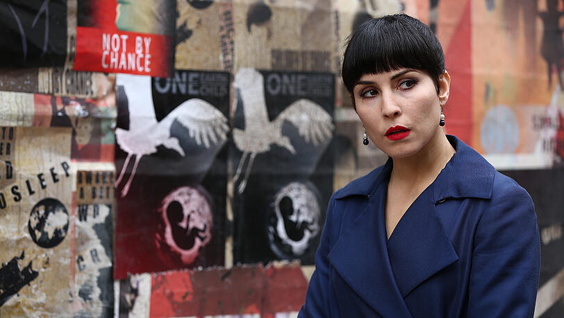 Karen Settmann (Noomi Rapace) ist die Kunstfigur, die alle Schwestern vereint. Karen Settmann (Noomi Rapace) ist die Kunstfigur, die alle Schwestern vereint.