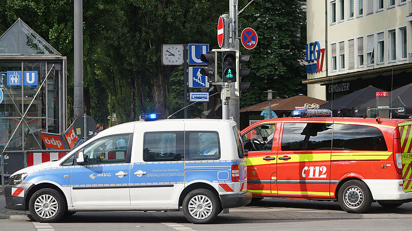 Aktuelle Bilder vom Sonntagmorgen: Polizei und Rettungsdienst am U-Bahnhof an der Giselastraße.