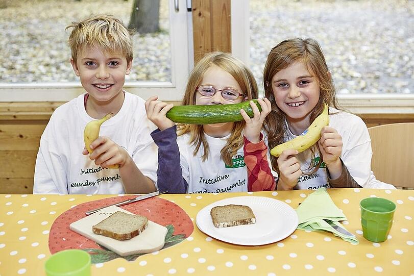 Diese drei Schüler hatten offensichtlich Spaß bei der Frühstücksbrot-Aktion.