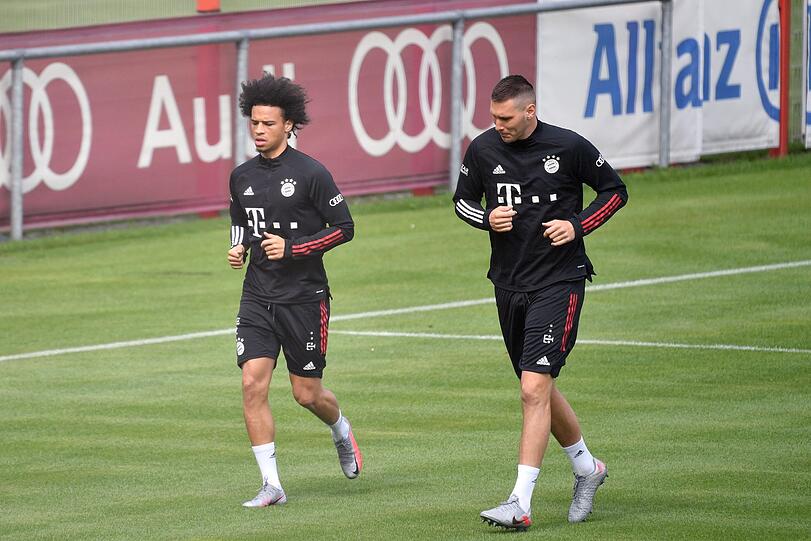 Leroy Sané (links) trainierte am Dienstag erstmals mit seinen neuen Teamkollegen. (Archivbild)