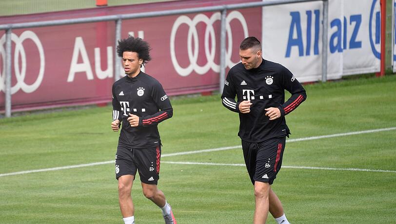 Leroy Sané (links) trainierte am Dienstag erstmals mit seinen neuen Teamkollegen. (Archivbild)