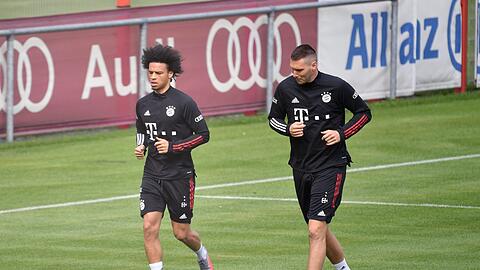 Leroy Sané (links) trainierte am Dienstag erstmals mit seinen neuen Teamkollegen. (Archivbild)