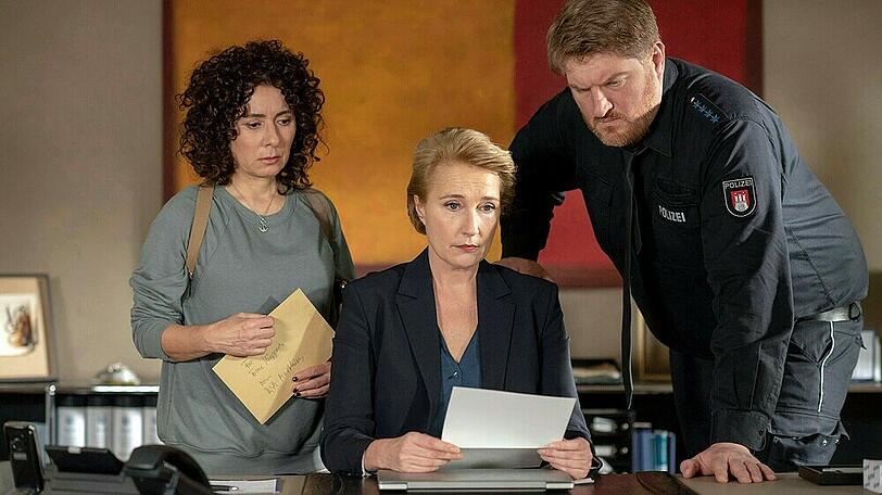 "Großstadtrevier": Frau Küppers (Saskia Fischer, M.), Harry (Maria Ketikidou) und Hannes (Marc Zwinz) erfahren vom Abschied von Dirk Matthies (Jan Fedder).