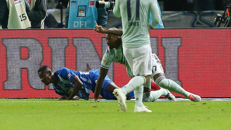 Boateng reklamiert noch nach dem Foul an Salomon Kalou seine Unschuld - doch den anschließenden Elfmeter gab es zu recht.