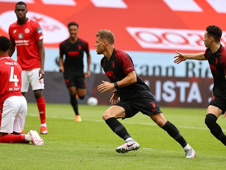 Florian Niederlechner (M) schoss Augsburg in Mainz früh zum Sieg.
