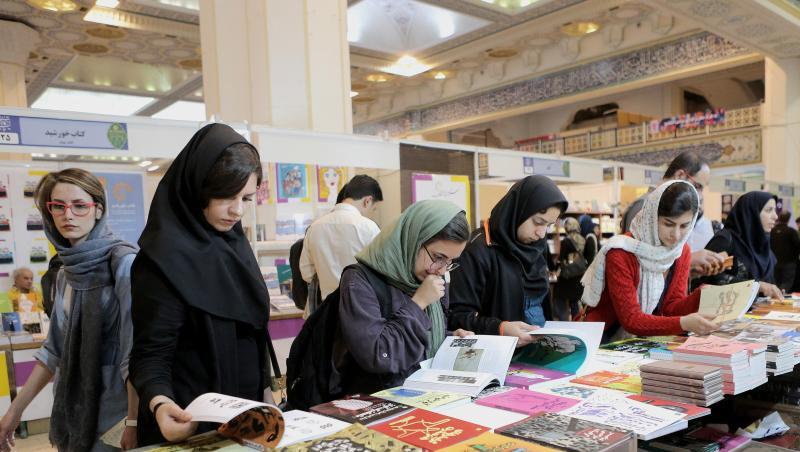 Frauen mit Kopftuch besuchen eine Buchmesse in Teheran. Im Iran müssen Mädchen ab neun Jahren in der Öffentlichkeit ein Kopftuch sowie einen langen, weiten Mantel tragen, um Haare und Körperkonturen zu verhüllen. Frauen mit Kopftuch besuchen eine Buchmesse in Teheran. Im Iran müssen Mädchen ab neun Jahren in der Öffentlichkeit ein Kopftuch sowie einen langen, weiten Mantel tragen, um Haare und Körperkonturen zu verhüllen.