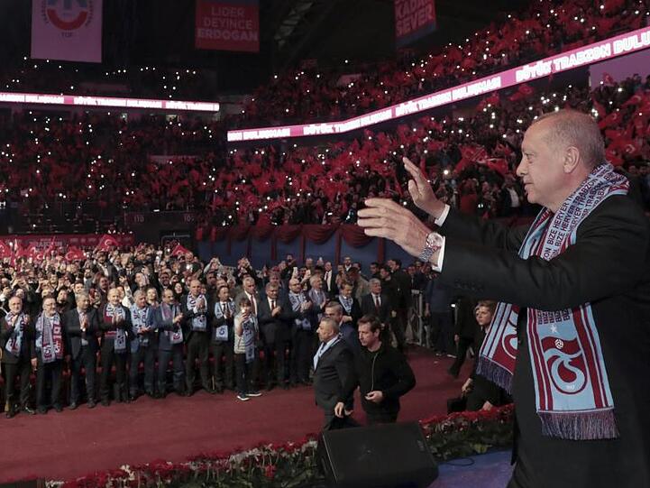 Recep Tayyip Erdogan (r), Präsident der Türkei, begrüßt Unterstützer: Am 31. März finden in der Türkei Kommunalwahlen statt.