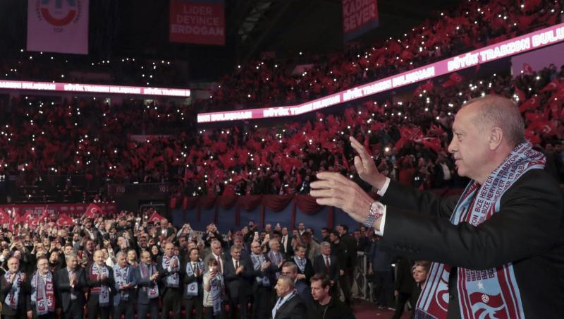 Recep Tayyip Erdogan (r), Präsident der Türkei, begrüßt Unterstützer: Am 31. März finden in der Türkei Kommunalwahlen statt. Recep Tayyip Erdogan (r), Präsident der Türkei, begrüßt Unterstützer: Am 31. März finden in der Türkei Kommunalwahlen statt.