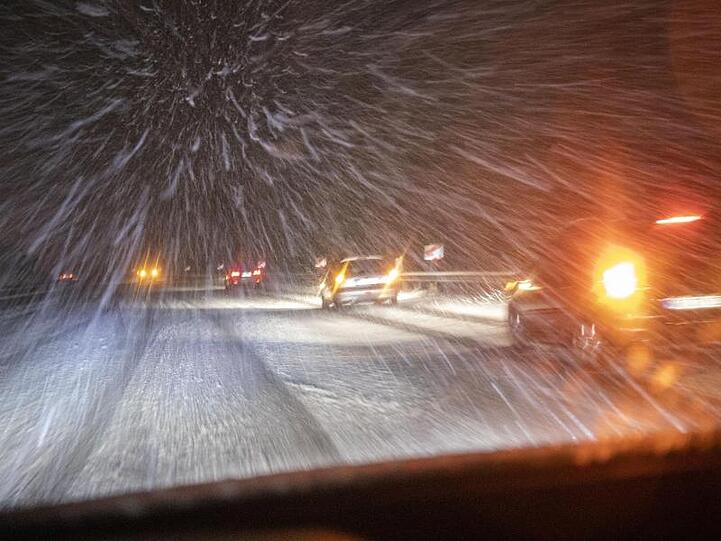 Schneefall behindert den Verkehr auf der Autobahn. Foto: Bernd März/dpa