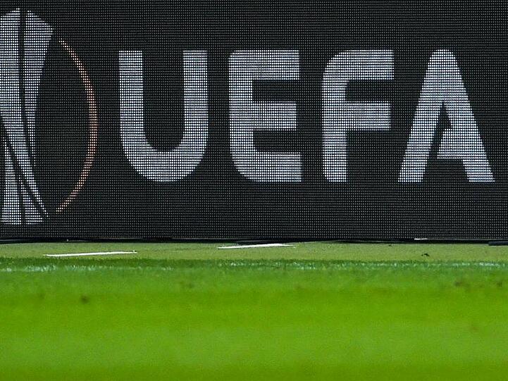 Der Schriftzug "Uefa" ist an einer Leuchtreklame zu sehen. Foto: Silas Stein/Archivbild