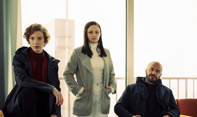 Das neue Ermittler-Team im Bremer Tatort: Linda Selb (Luise Wolfram, links), Liv Moormann (Jasna Fritzi Bauer, Mitte) und Mads Andersen (Dar Salim, rechts) müssen im Tatort "Neugeboren" erst zueinander finden. Das neue Ermittler-Team im Bremer Tatort: Linda Selb (Luise Wolfram, links), Liv Moormann (Jasna Fritzi Bauer, Mitte) und Mads Andersen (Dar Salim, rechts) müssen im Tatort "Neugeboren" erst zueinander finden.