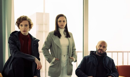 Das neue Ermittler-Team im Bremer Tatort: Linda Selb (Luise Wolfram, links), Liv Moormann (Jasna Fritzi Bauer, Mitte) und Mads Andersen (Dar Salim, rechts) müssen im Tatort "Neugeboren" erst zueinander finden.