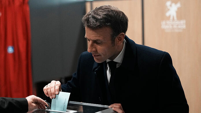 Kann sich Emmanuel Macron im Amt behaupten?