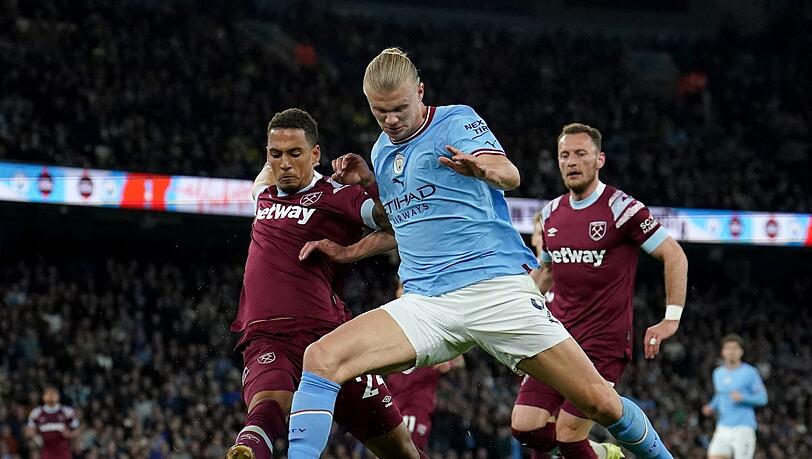 Erling Haaland (M) von Manchester City in Aktion.