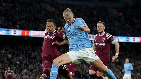 Erling Haaland (M) von Manchester City in Aktion.