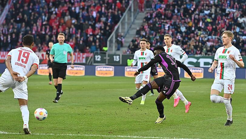 Volltreffer: Beim 3:2-Sieg in Augsburg erzielte Alphonso Davies per gekonntem Flachschuss kurz vor der Pause das 0:2 – und sein erstes Saisontor. Volltreffer: Beim 3:2-Sieg in Augsburg erzielte Alphonso Davies per gekonntem Flachschuss kurz vor der Pause das 0:2 – und sein erstes Saisontor.