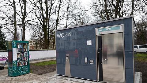 Die neuen öffentlichen Toilettenanlagen der Stadt (wie hier das neue moderne Häusl am Grünen Markt in Berg am Laim) sind dagegen kostenlos nutzbar.