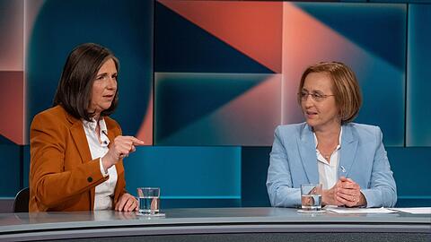 AfD-Politiker wie Beatrix von Storch (rechts) seien zwar "demokratisch gewählt, deshalb aber nicht Demokraten", erklärte Katrin Göring-Eckardt bei "Hart aber fair".