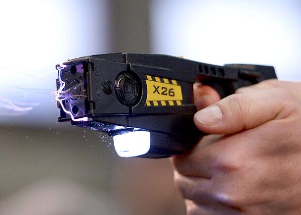 Für Innenminister Herrmann sind Taser "kein Allheilmittel". Für Innenminister Herrmann sind Taser "kein Allheilmittel".