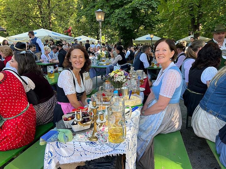 Rebecca (l.) und Sabine sind schon gegen vier Uhr gut vorbereitet mit Brotzeit, Tischdeckerl und Kerzenständer in dem Biergarten am Chinesischen Turm angekommen.
