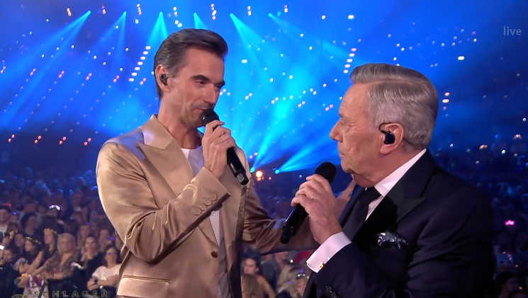 Roland Kaiser präsentiert erstmals den unveröffentlichten Udo-Jürgens-Song "Weit ist der Weg". Roland Kaiser präsentiert erstmals den unveröffentlichten Udo-Jürgens-Song "Weit ist der Weg".