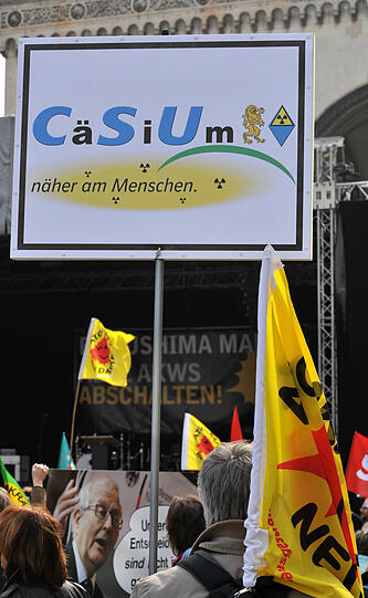 Trotz strömenden Regens haben am Samstagnachmittag rund 30.000 Menschen an einer Kundgebung
gegen Atomenergie auf dem Münchner Odeonsplatz teilgenommen. Sehen Sie hier die besten Bilder der Aktion.